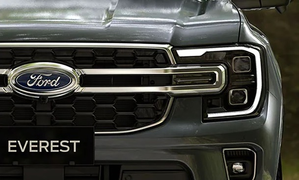cụm đèn pha được thiết kế hình chữ C đặc trưng của Ford