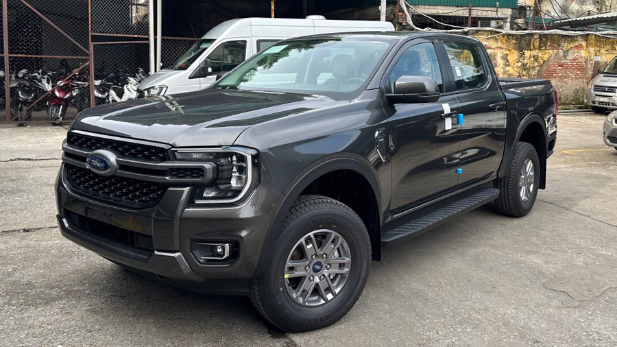 Xe Ford Ranger XLS Mới 2024 Màu Xám