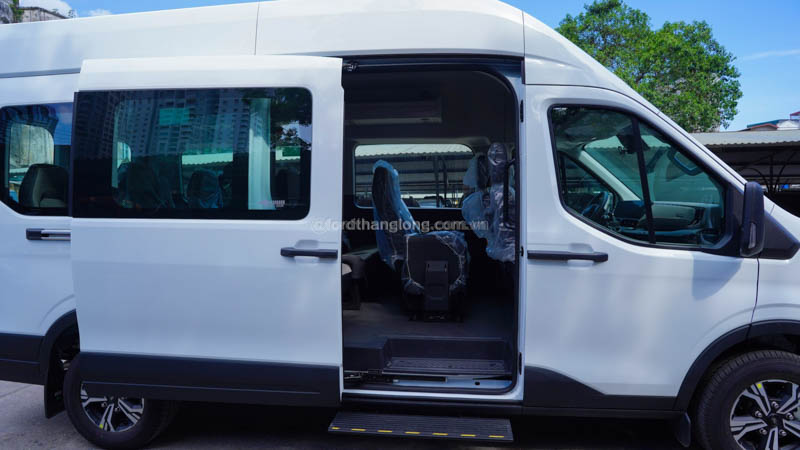 Cửa Tự Động Xe Ford Transit 16 Chỗ Premium mới nhất Trắng Mới