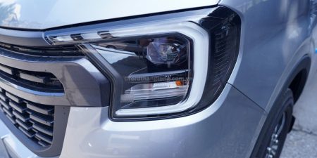 Ngoại Thất Ford Transit Trend 16 Chỗ Màu Bạc Mới