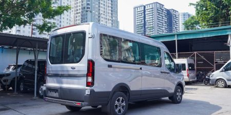 Ngoại Thất Ford Transit Trend 16 Chỗ Màu Bạc Mới