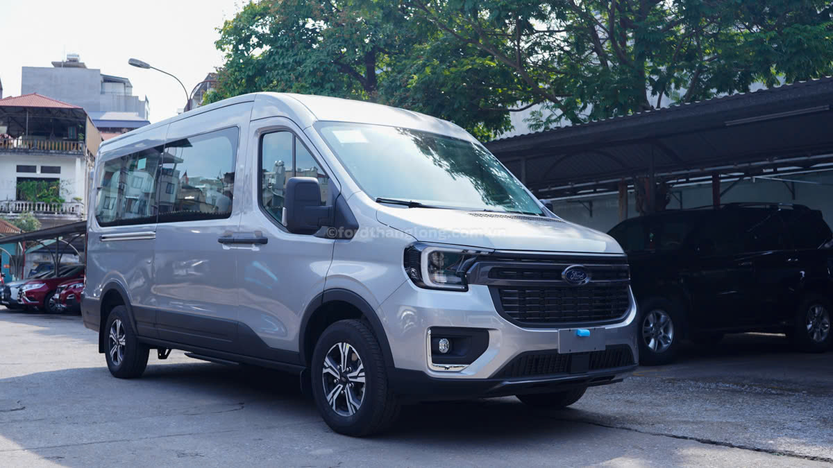 Ngoại Thất Ford Transit Trend 16 Chỗ Màu Bạc Mới