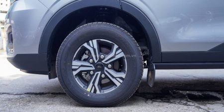 Ngoại Thất Ford Transit Trend 16 Chỗ Màu Bạc Mới