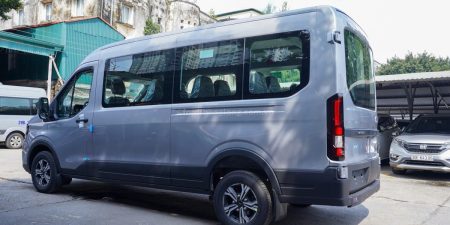 Ngoại Thất Ford Transit Trend 16 Chỗ Màu Bạc Mới