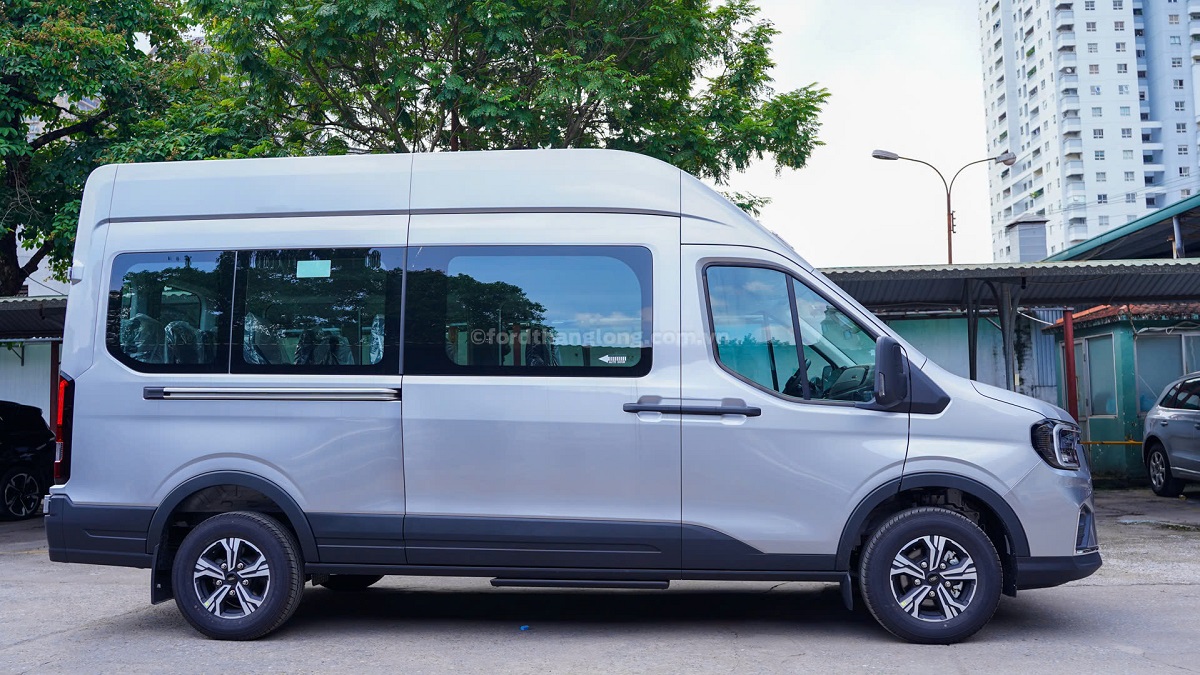 Ngoại Thất Ford Transit Premium 16 Chỗ Màu Bạc Mới