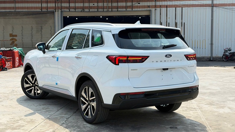 hong-xe-ford-territory-platinum-mau-trang